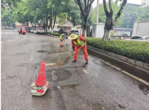 雨停人动 路面见本色
