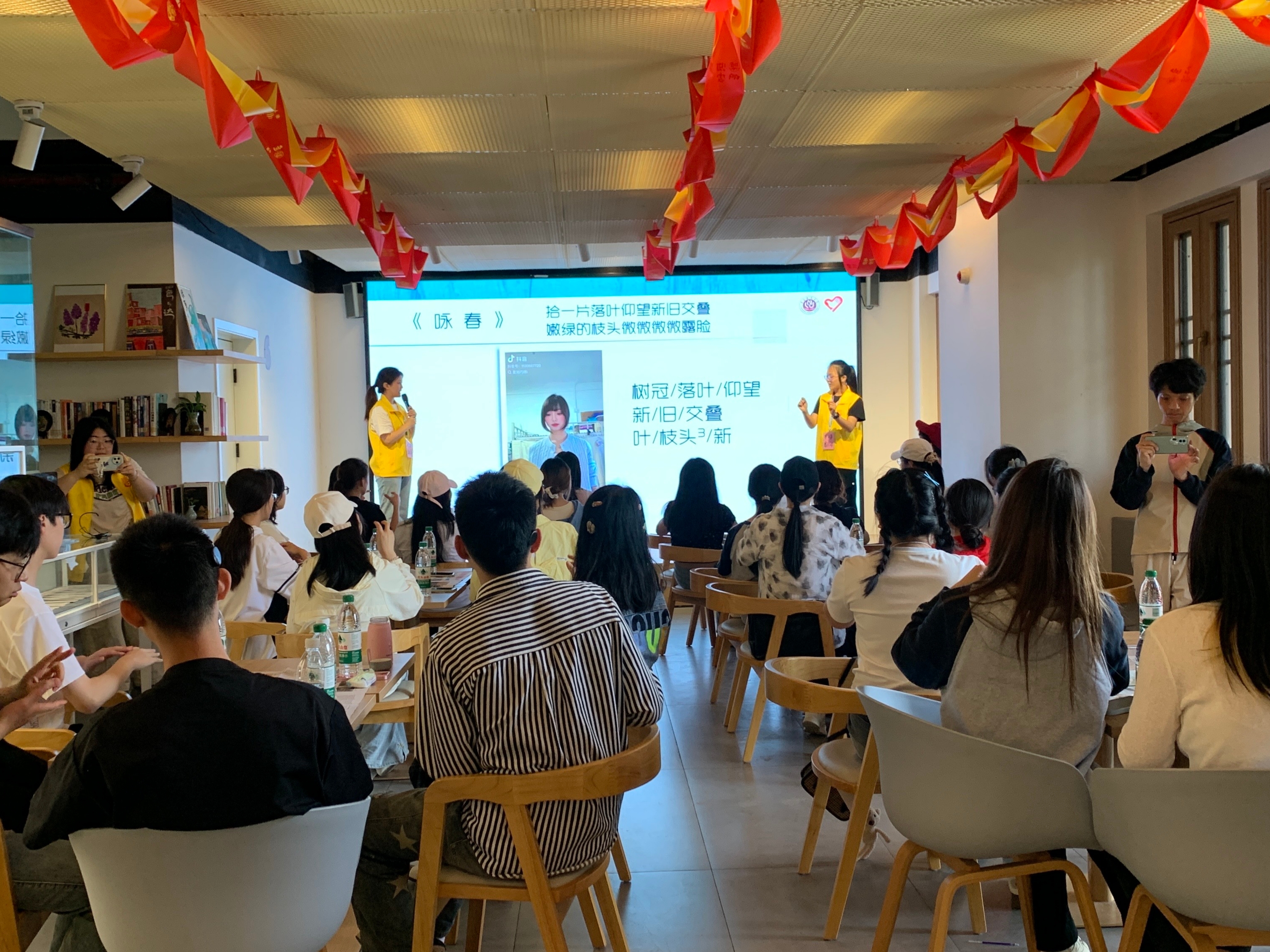 10:磁器口街道和顺茶馆开展聋健融合手工活动2.jpg