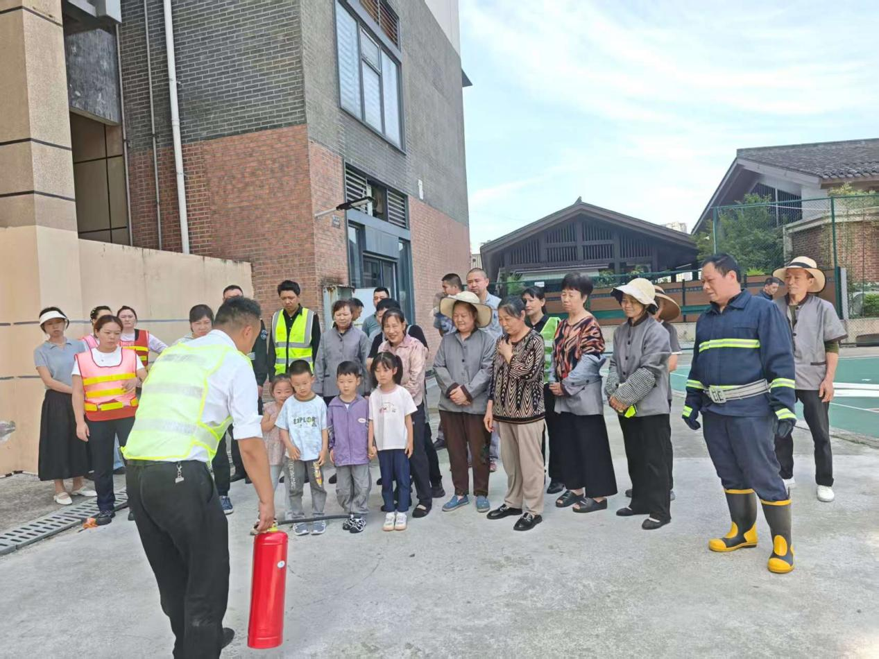 18:磁器口街道金碧社区开展消防应急演练.png