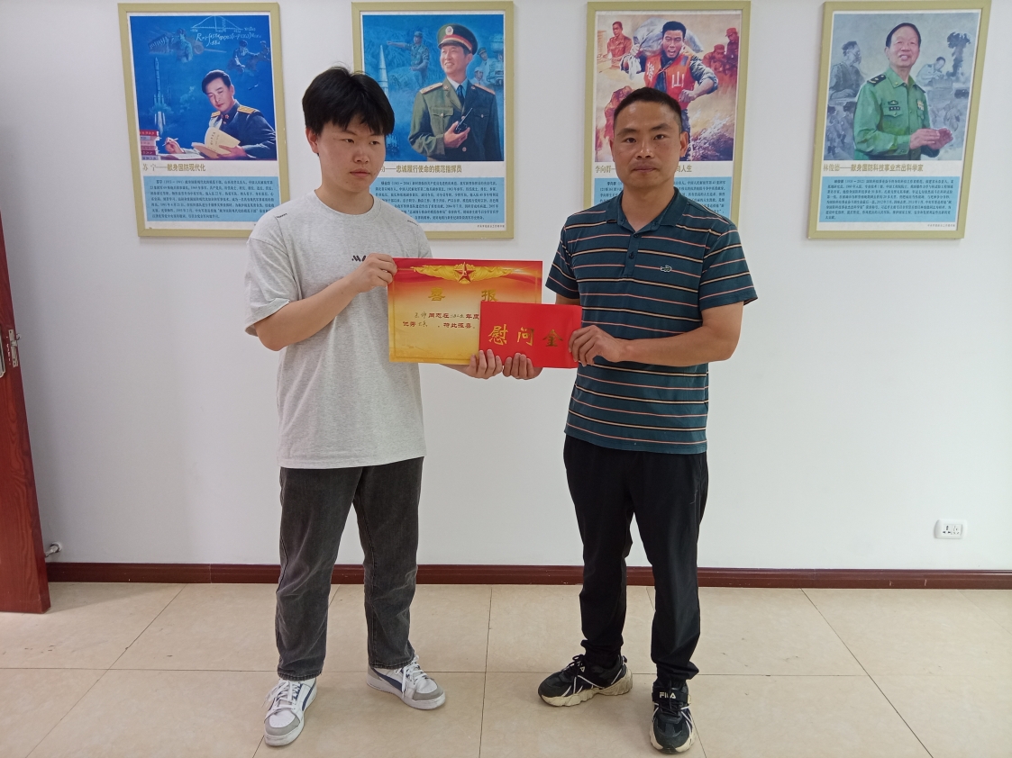 回龙坝镇：真武山村为立功受奖军人家庭送达喜报