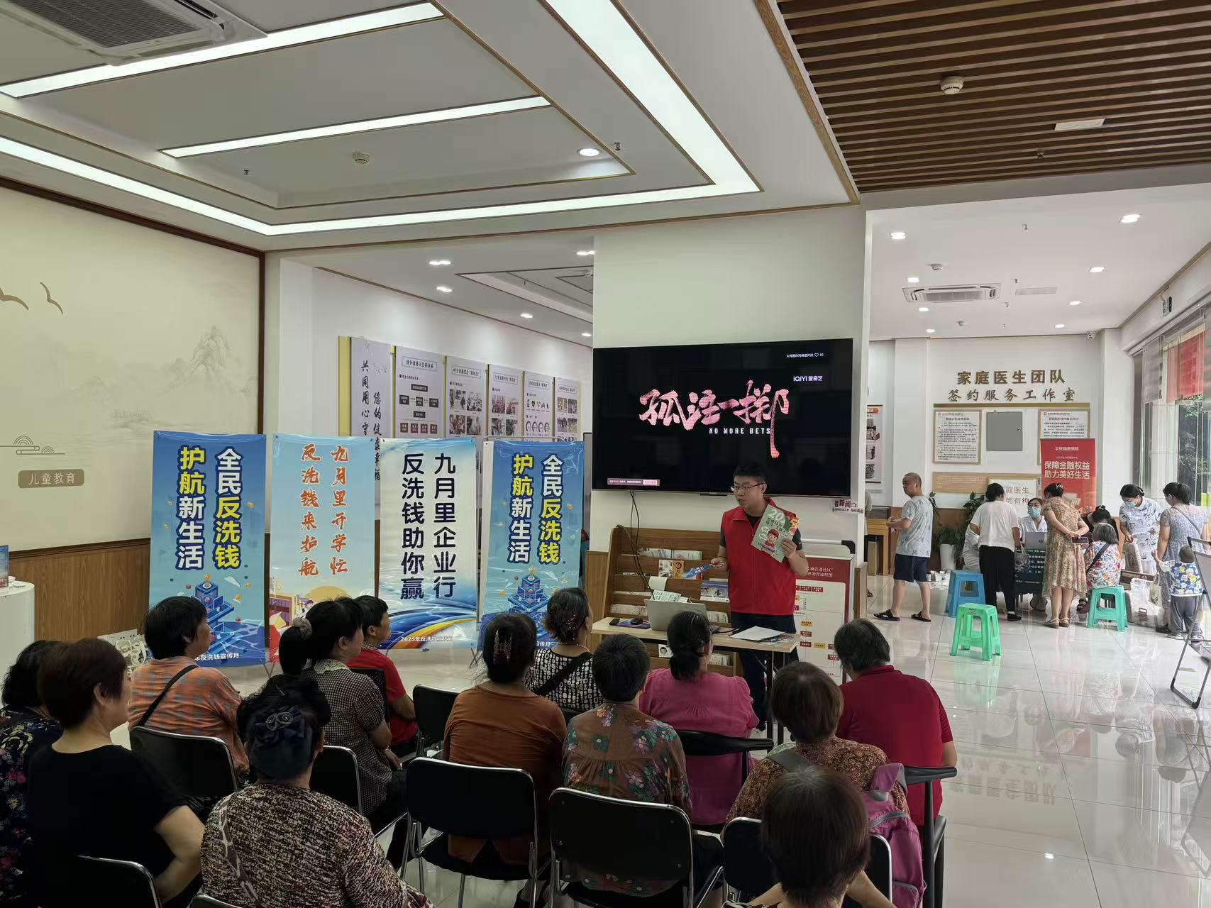 覃家岗街道梨园社区联合中国平安保险重庆分公司开展反诈宣传活动