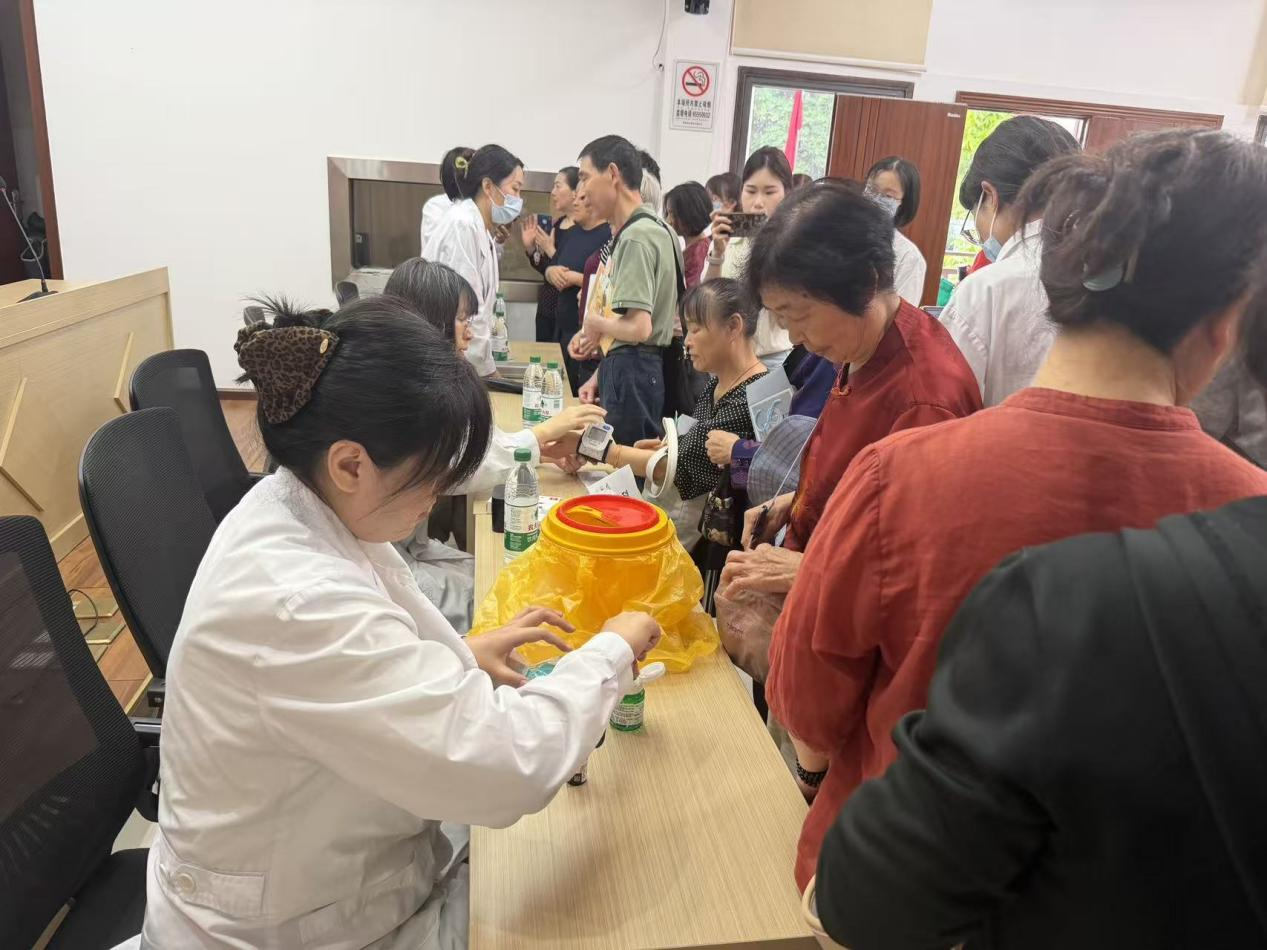覃家岗街道凤天路社区联合西南医院开展“营养餐桌·家庭健康”2026全民营养周志愿服务活动