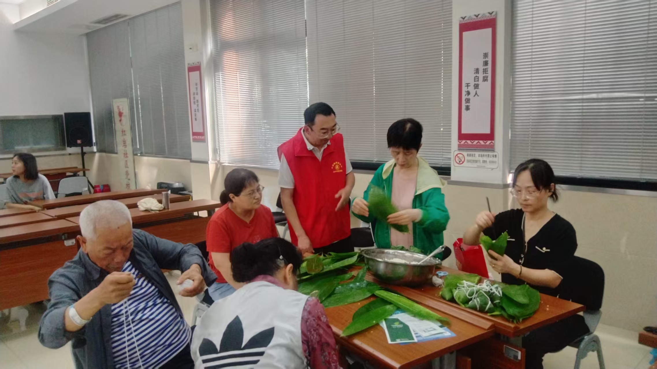 覃家岗街道新鸣社区开展“巧手包粽子 欢乐迎端午”助残志愿服务活动