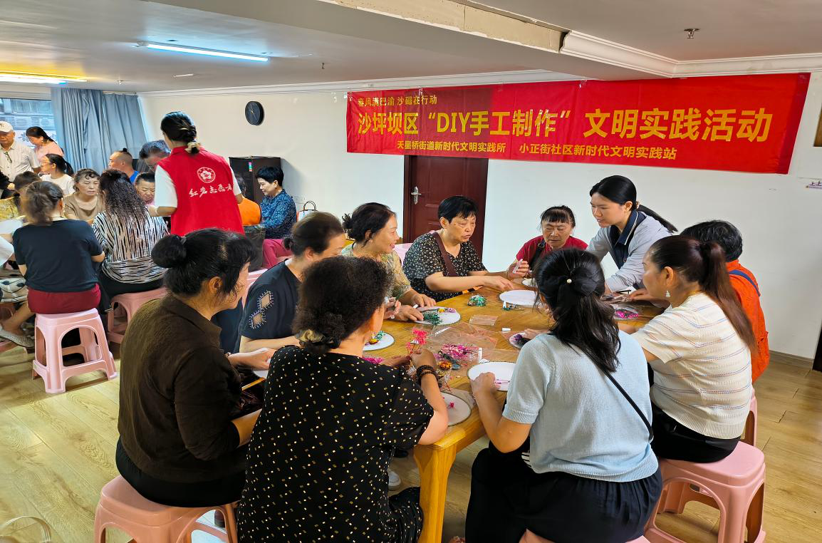 天星桥街道小正街社区开展“DIY手工制作花扇”文明实践活动