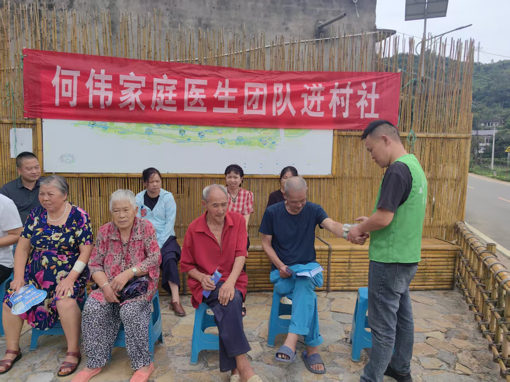 中梁镇：新发村开展家医赶场活动