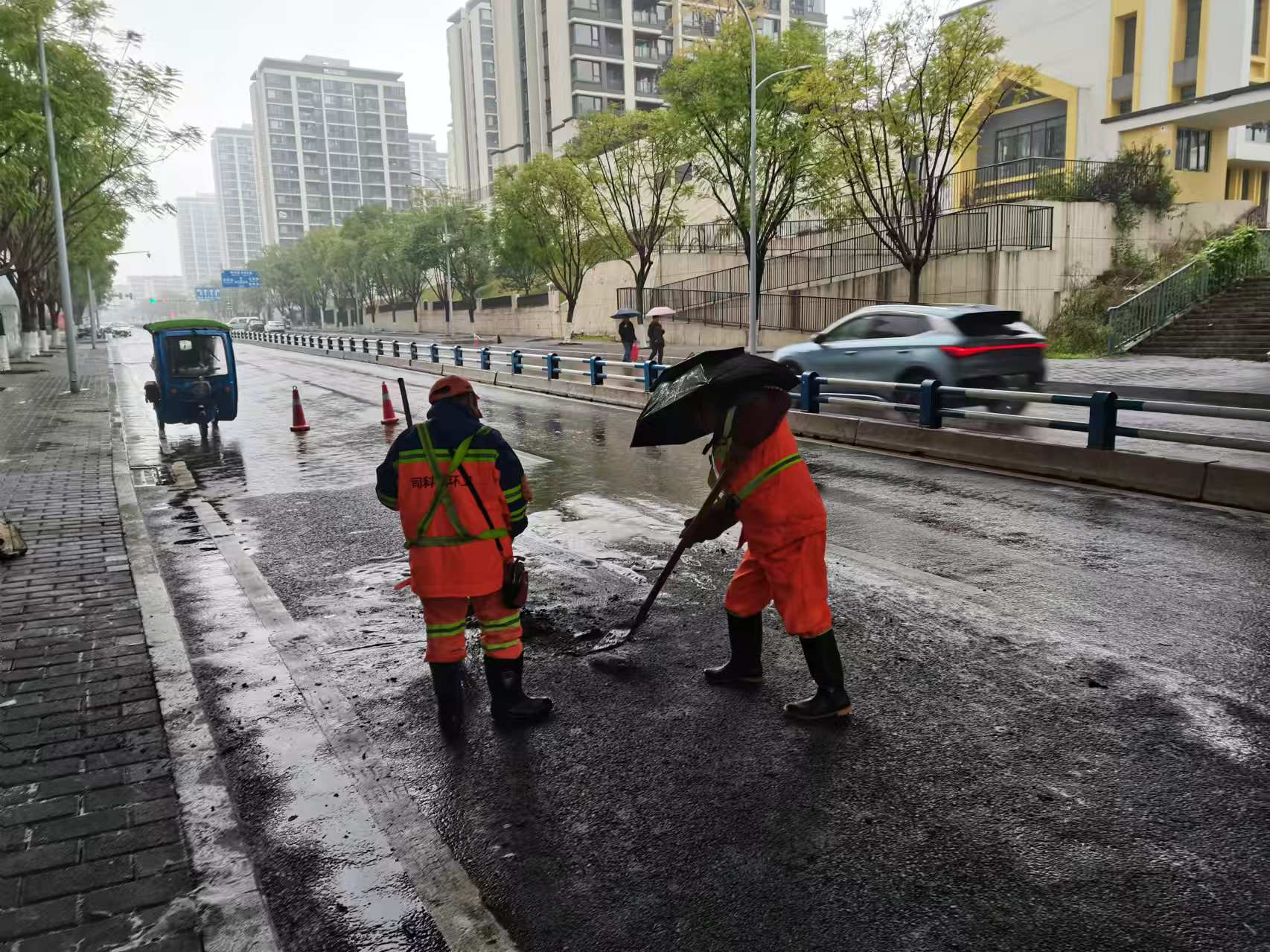 紧急处置事故现场 保障道路洁净畅通