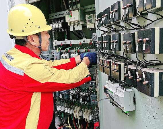 节前路灯设施大巡查  照亮群众出行路