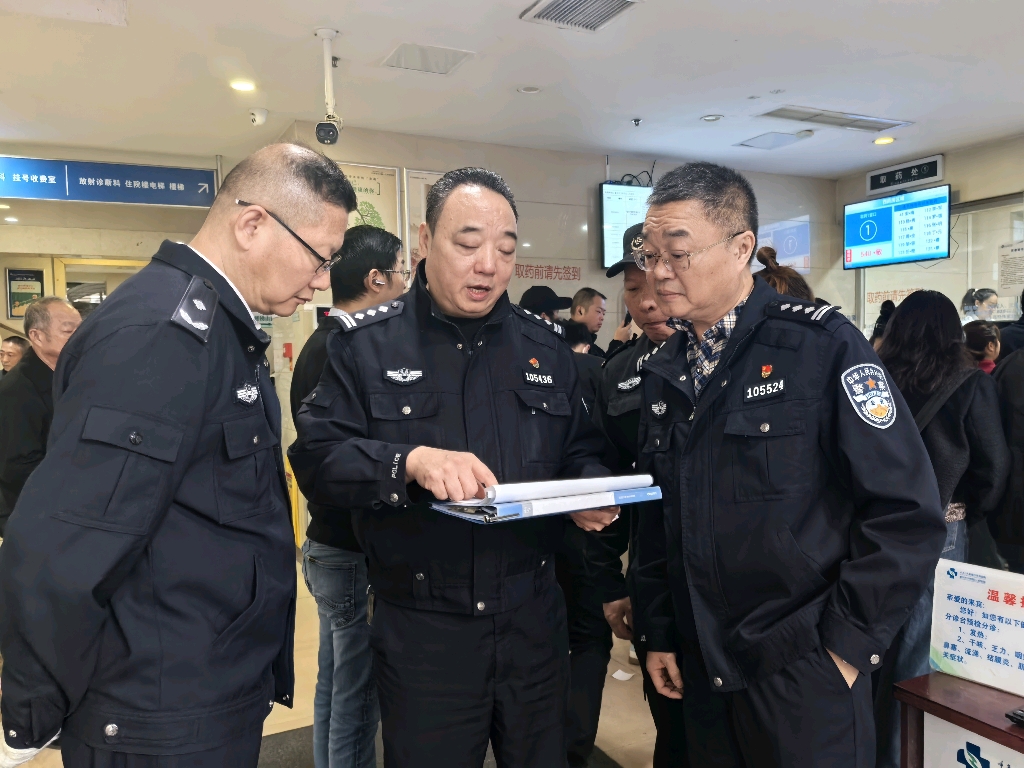 √沙坪坝区公安分局前往重庆大学附属沙坪坝医院(重庆市沙坪坝区人民医院)三峡广场院区开展安全检查.jpg