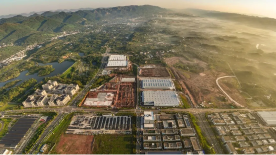 青凤科创城：“屋顶焕新”点亮绿色园区