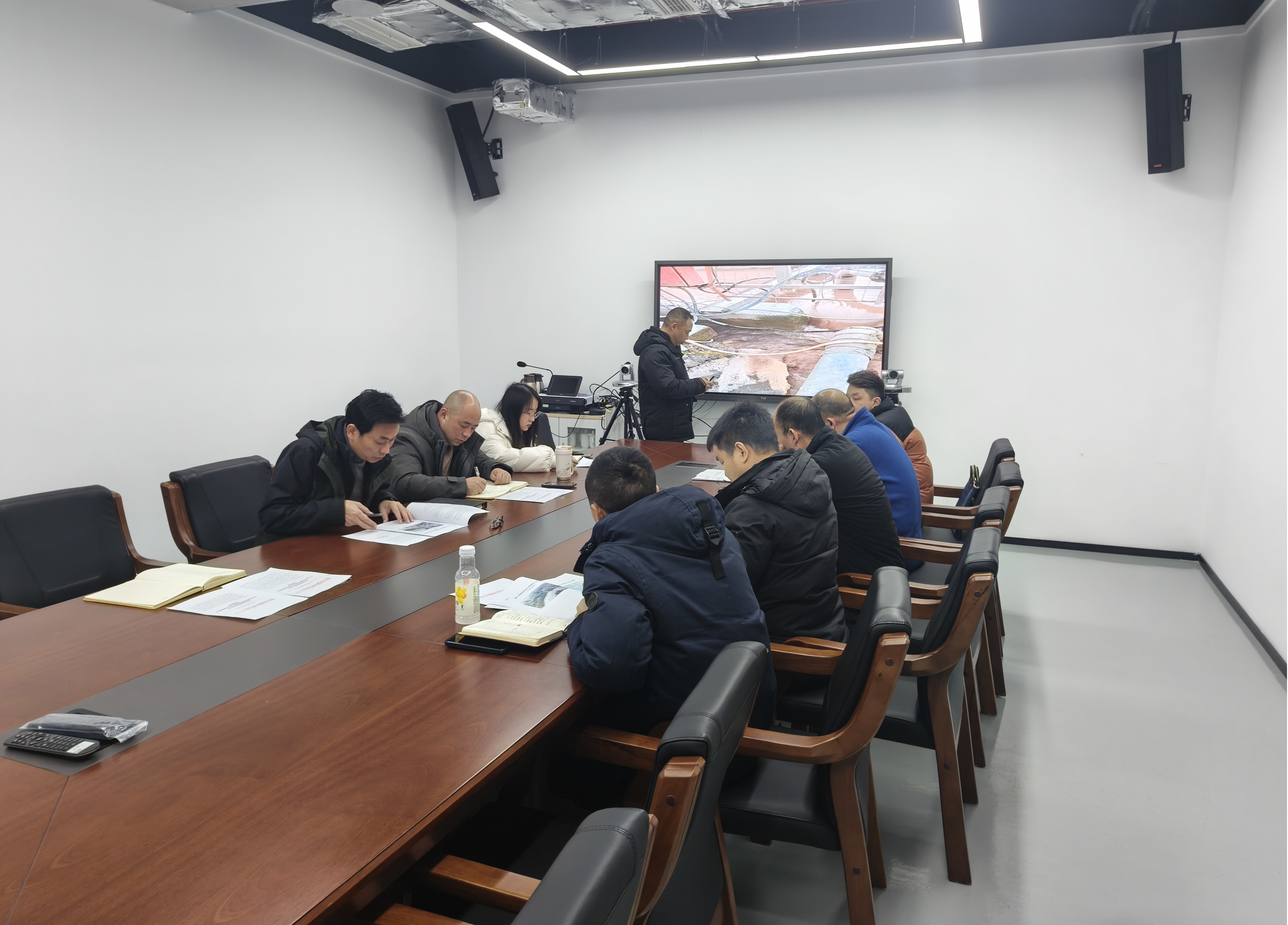 区河长办召开解决梁滩河异常发白水体整治工作推进会