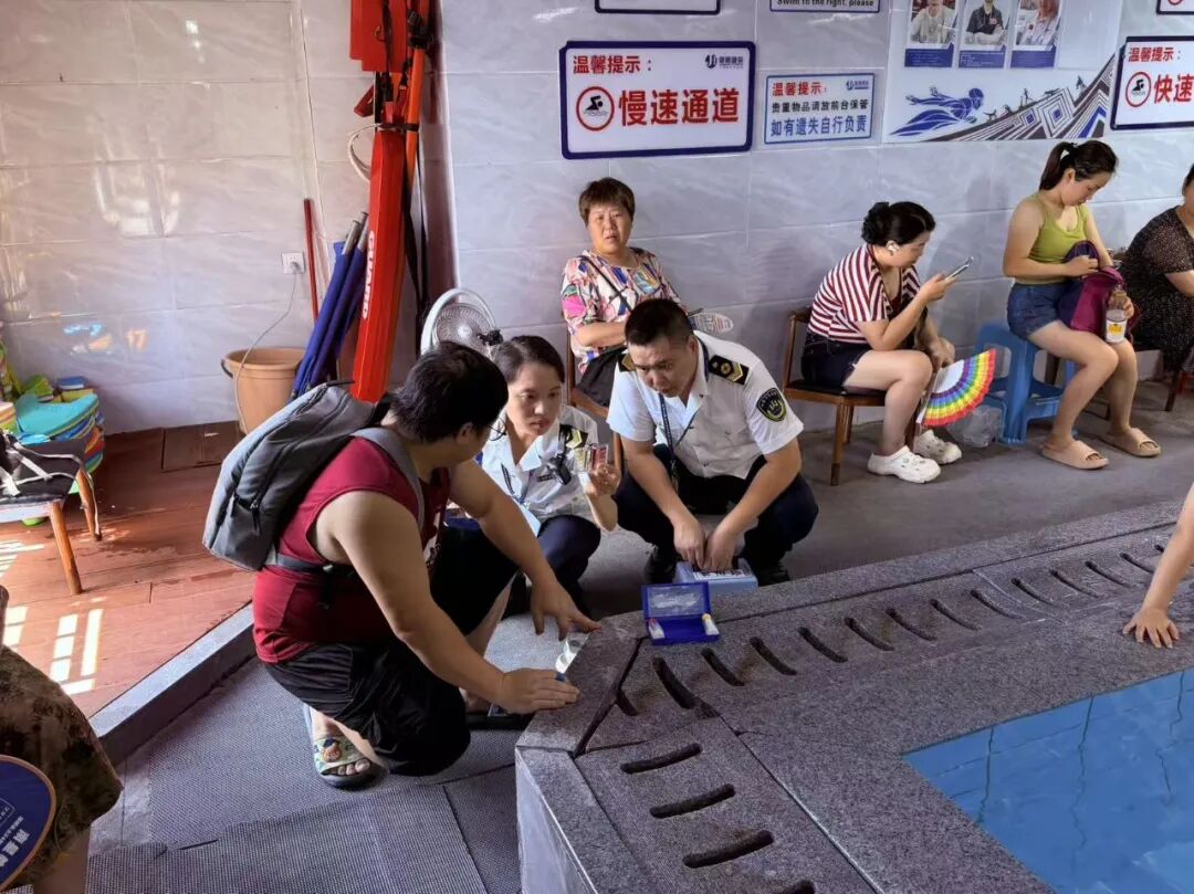 “双随机”抽查!沙坪坝开展游泳场馆“大体检”2.jpg