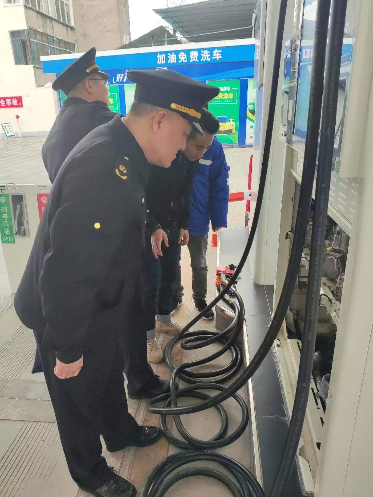 区应急管理局推进非法制运销成品油“黑窝点” “黑加油车”集中清理整治