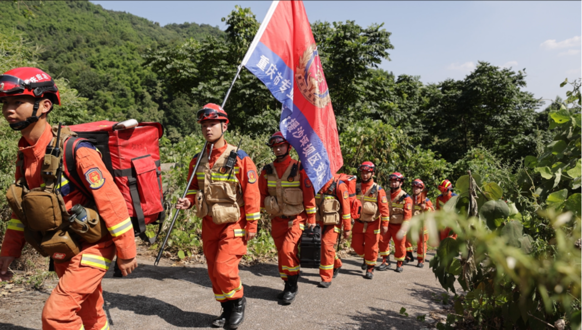 “战高温 守绿林！沙坪坝应急救援铁军全力筑牢森林防火安全防线”