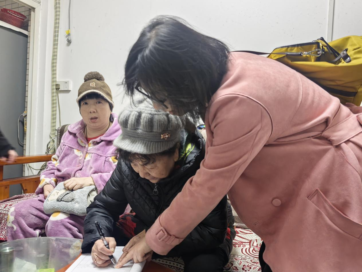 06:低保入户核查 筑牢民生保障.png