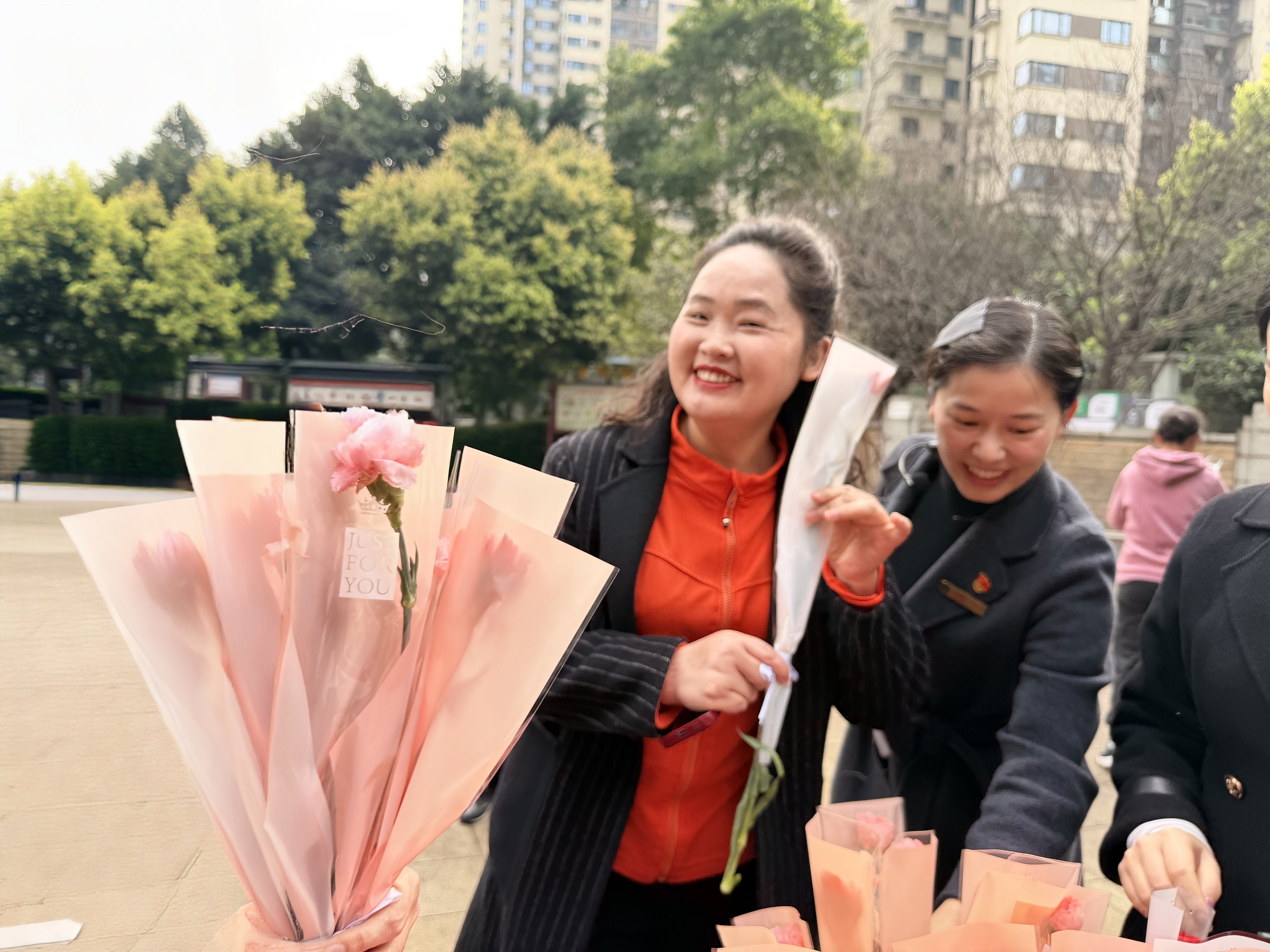 07:磁器口街道磁建村社区党委开展“花香浸染文明 巾帼绽放风采”活动.jpg