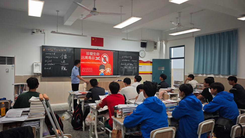 16:多方联动进校园 平安护航暑期成长1.png