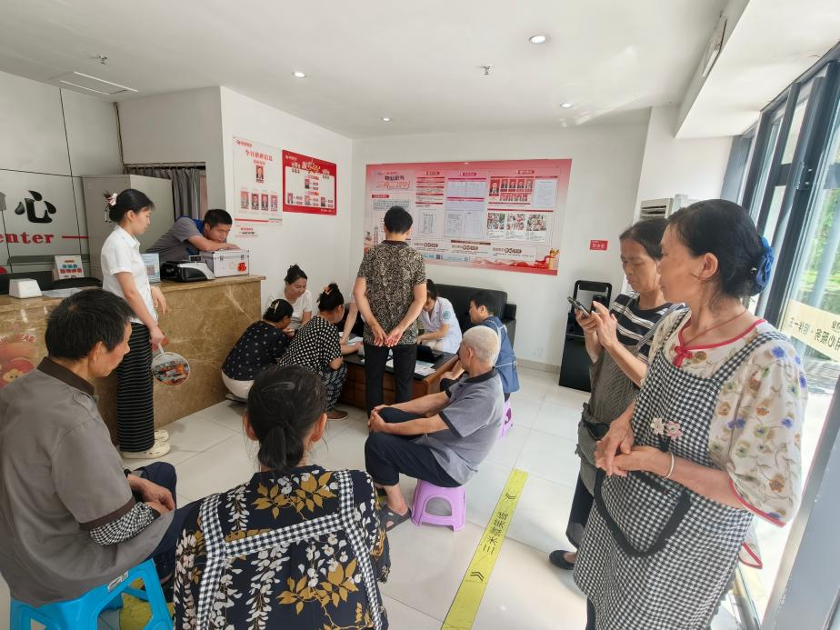 03:磁器口街道金碧社区联合磁器口社区卫生服务中心开展“健康服务进企业”活动1.png