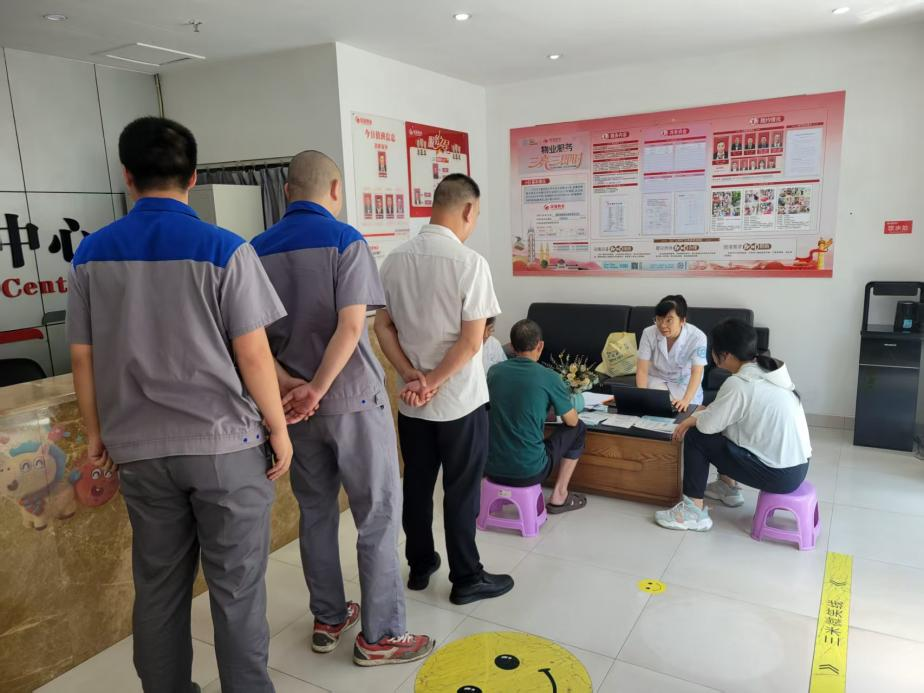 03:磁器口街道金碧社区联合磁器口社区卫生服务中心开展“健康服务进企业”活动2.png