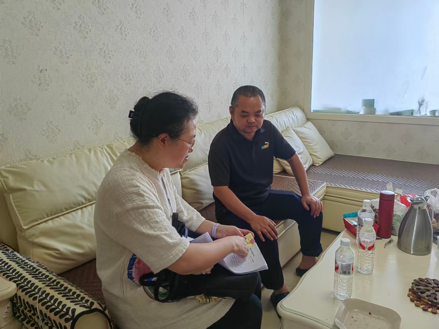 11:磁器口街道金蓉社区开展低保对象入户核查工作.png
