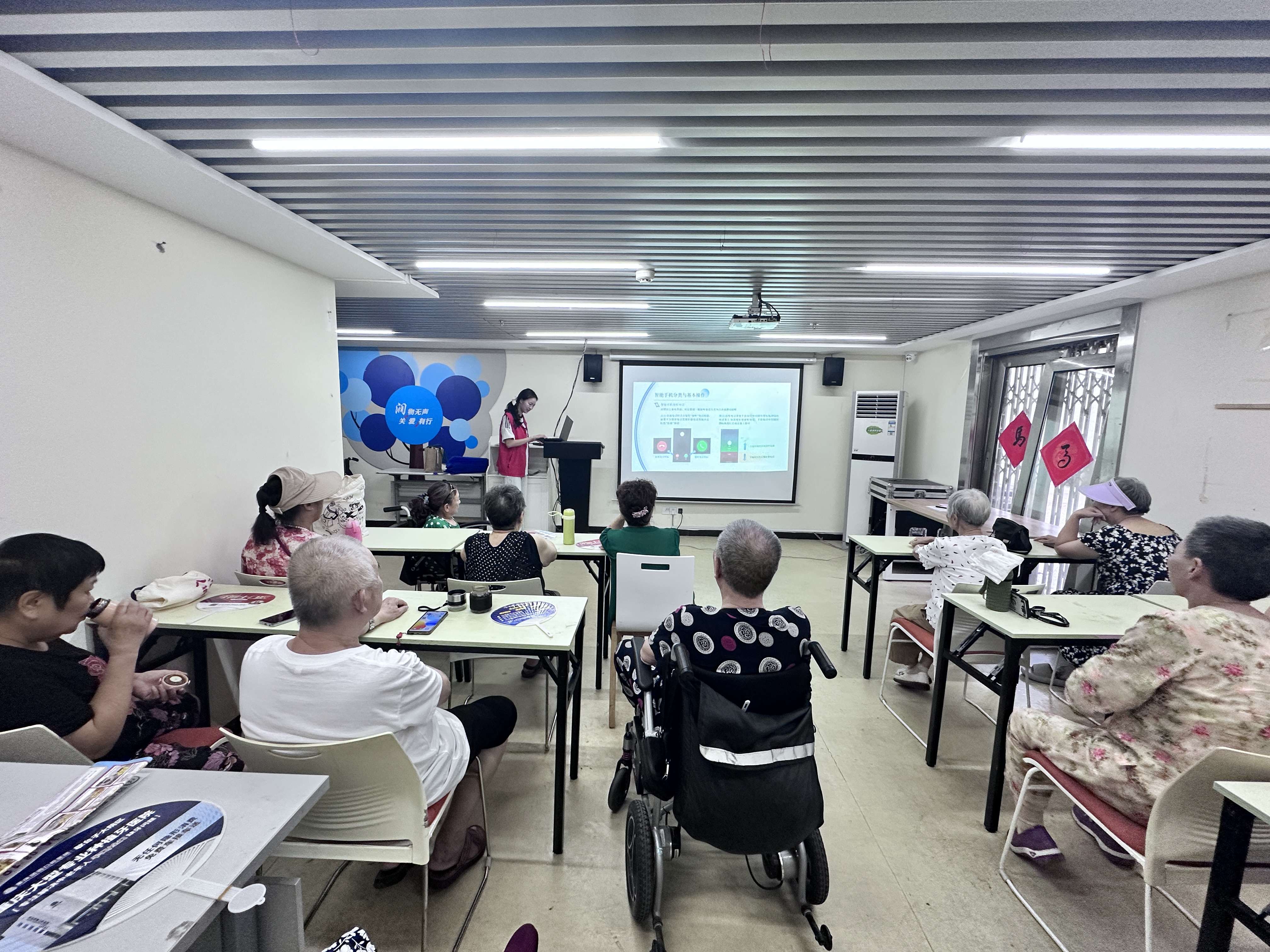 12:磁器口街道磁建村社区开展老年人智能手机使用公益小课堂2.jpg