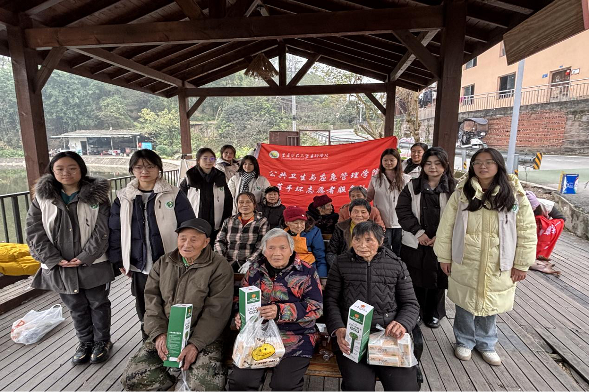 丰文街道三河村联合医高专公卫学院蓝手环志愿者开展健康卫生宣讲活动