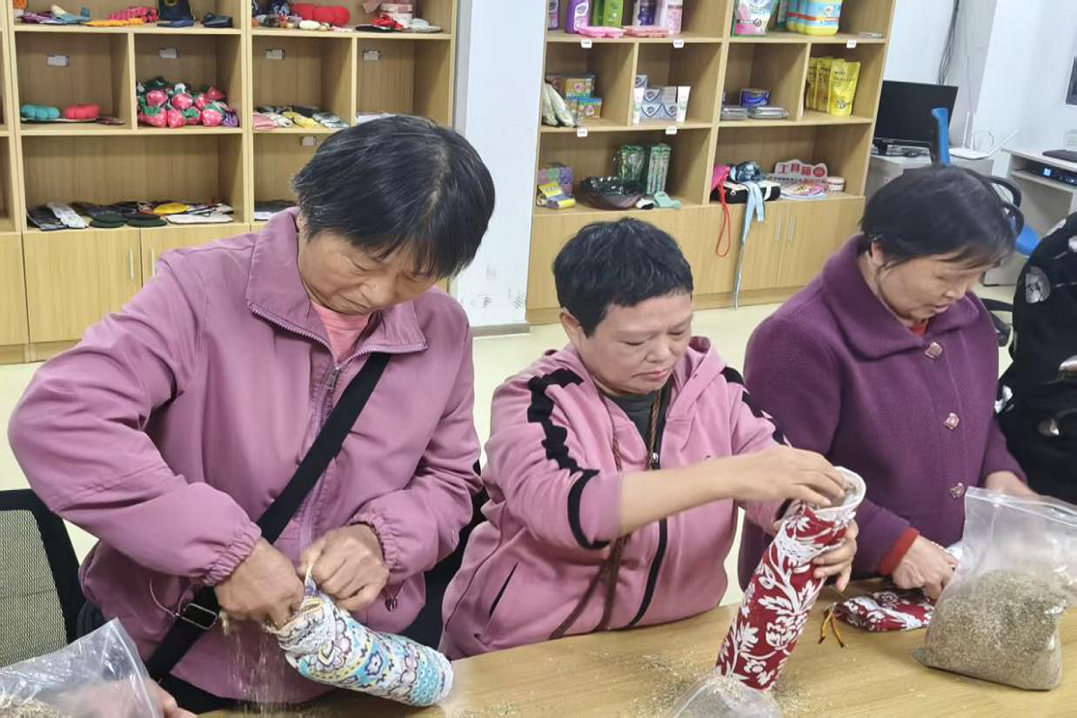 丰文街道开展“艾心伴手，枕护安康”残疾人艾草枕头制作活动