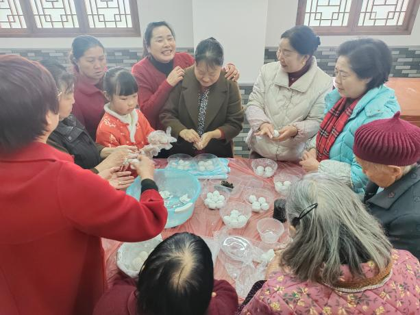 丰文街道清悦社区开展“银龄巧手包汤圆，元宵温情满人间”庆祝元宵节活动