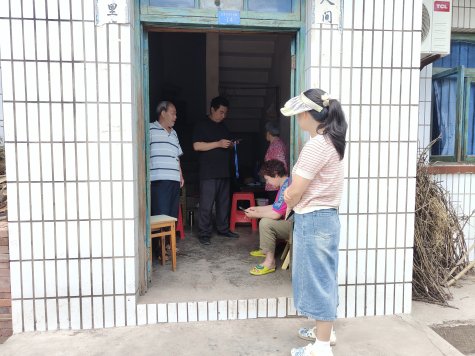 回龙坝镇：西溪桥村入户走访辖区重点人群