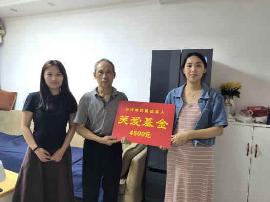回龙坝镇：退役军人服务站向退役军人发放关爱基金