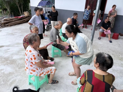 回龙坝镇：便民服务中心入村社协助领待人员完成生存认证