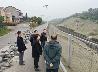 回龙坝镇:镇护路办开展铁路安全隐患排查活动