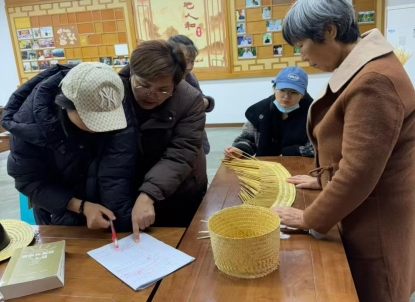 回龙坝镇：新时代文明实践服务中心开展传承手工活动