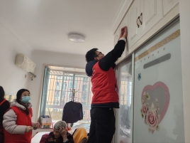 回龙坝镇：聚龙城社区开展独居老人入户清扫活动