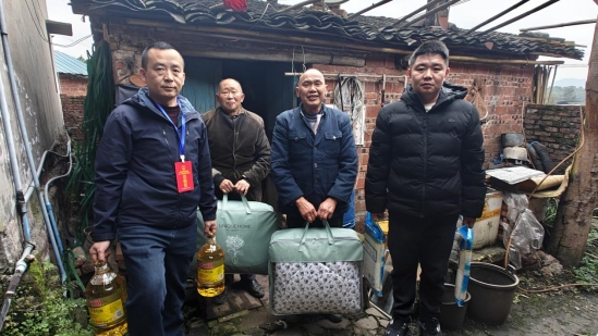 回龙坝镇：梁滩桥村开展慰问活动