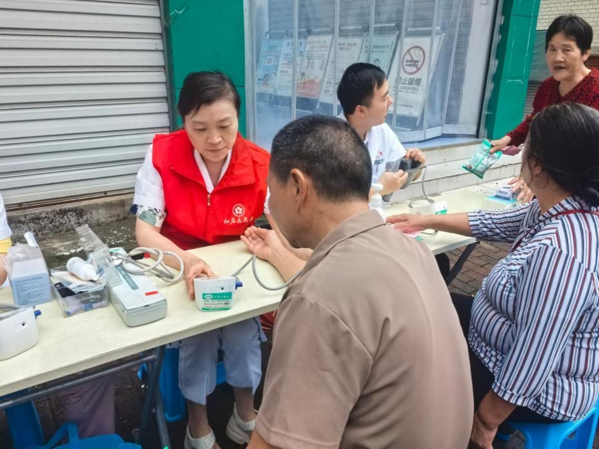 回龙坝镇：回龙坝社区开展义诊活动