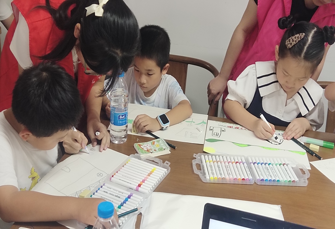 回龙坝镇：大桥村开展暑期青少年绘画活动