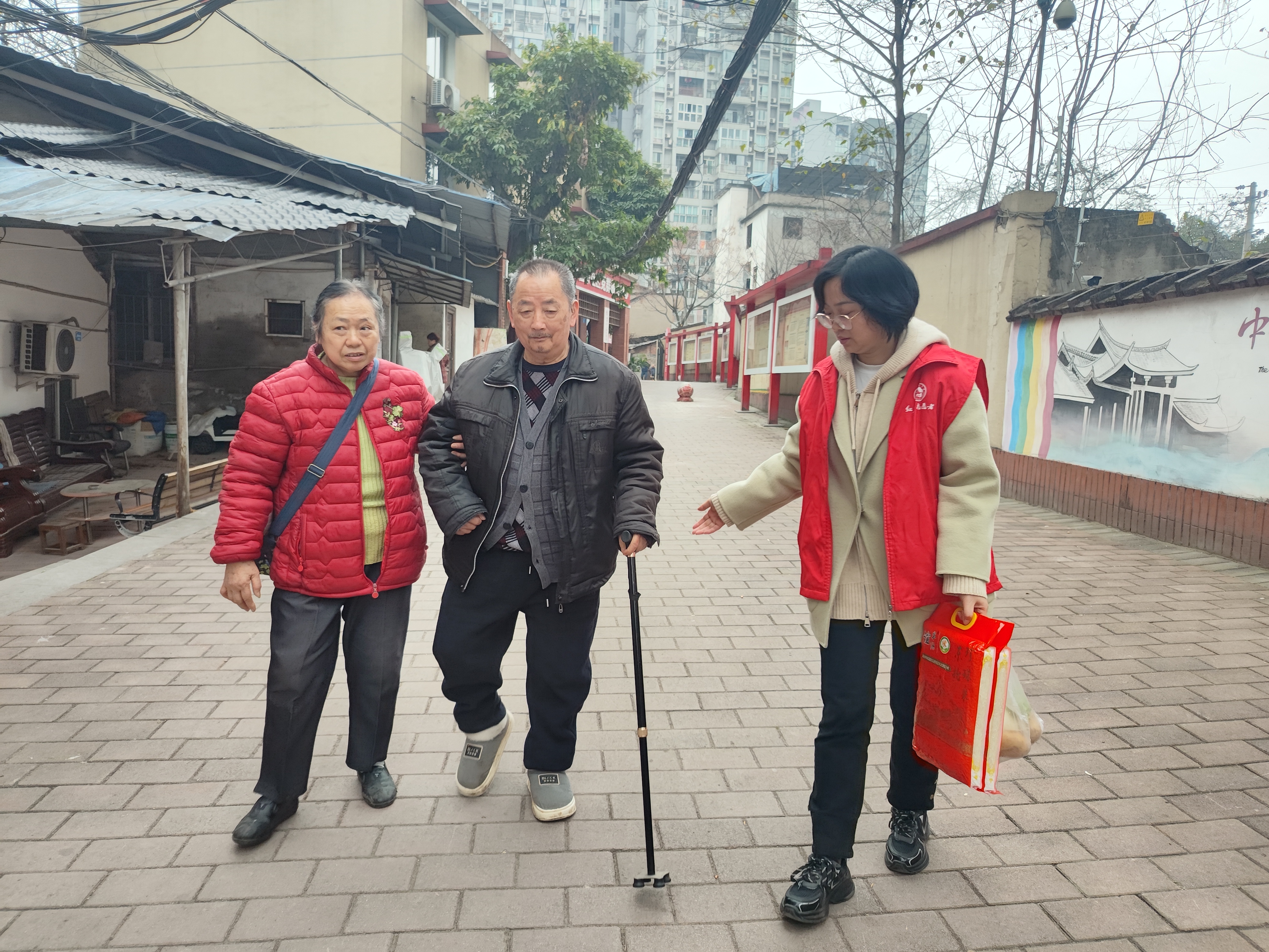 石井坡街道远祖桥社区网格员暖心帮扶老人