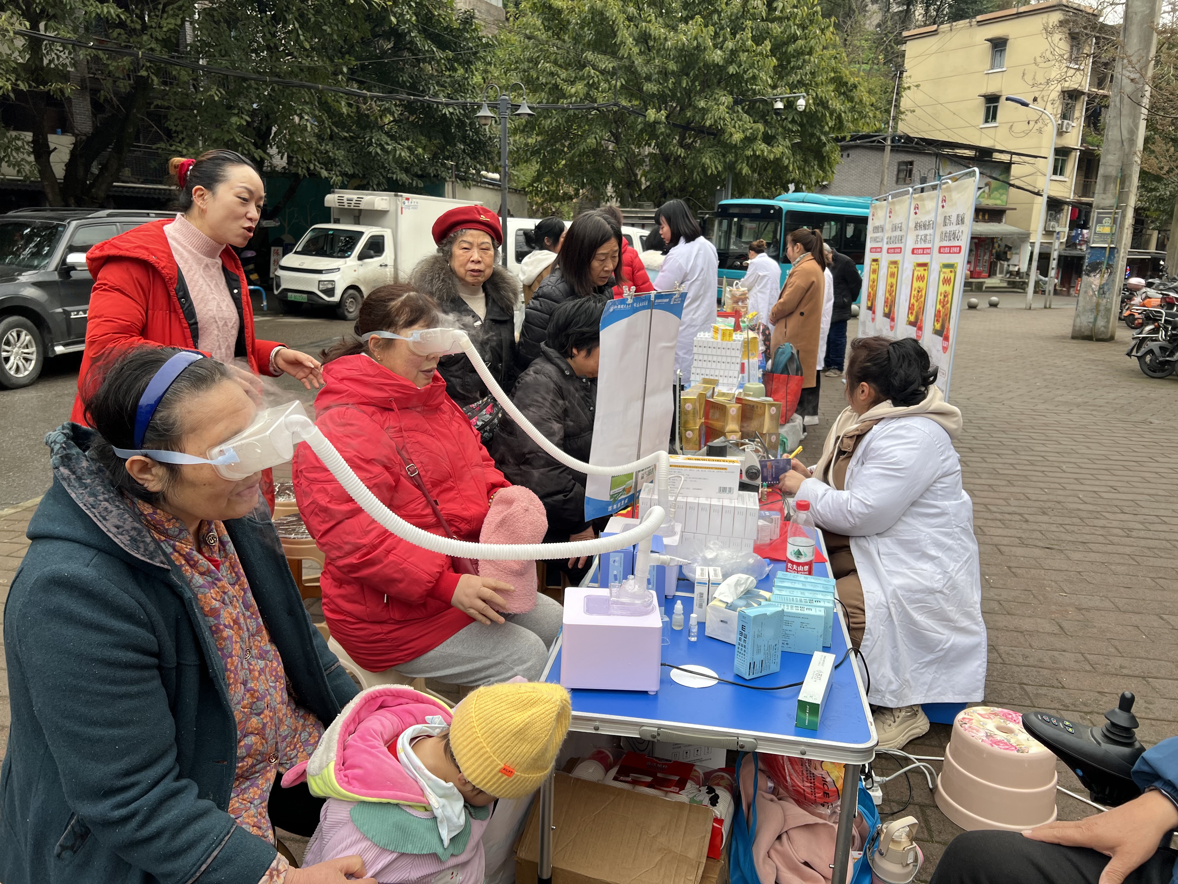 石井坡街道和平山社区开展眼科健康咨询义诊活动