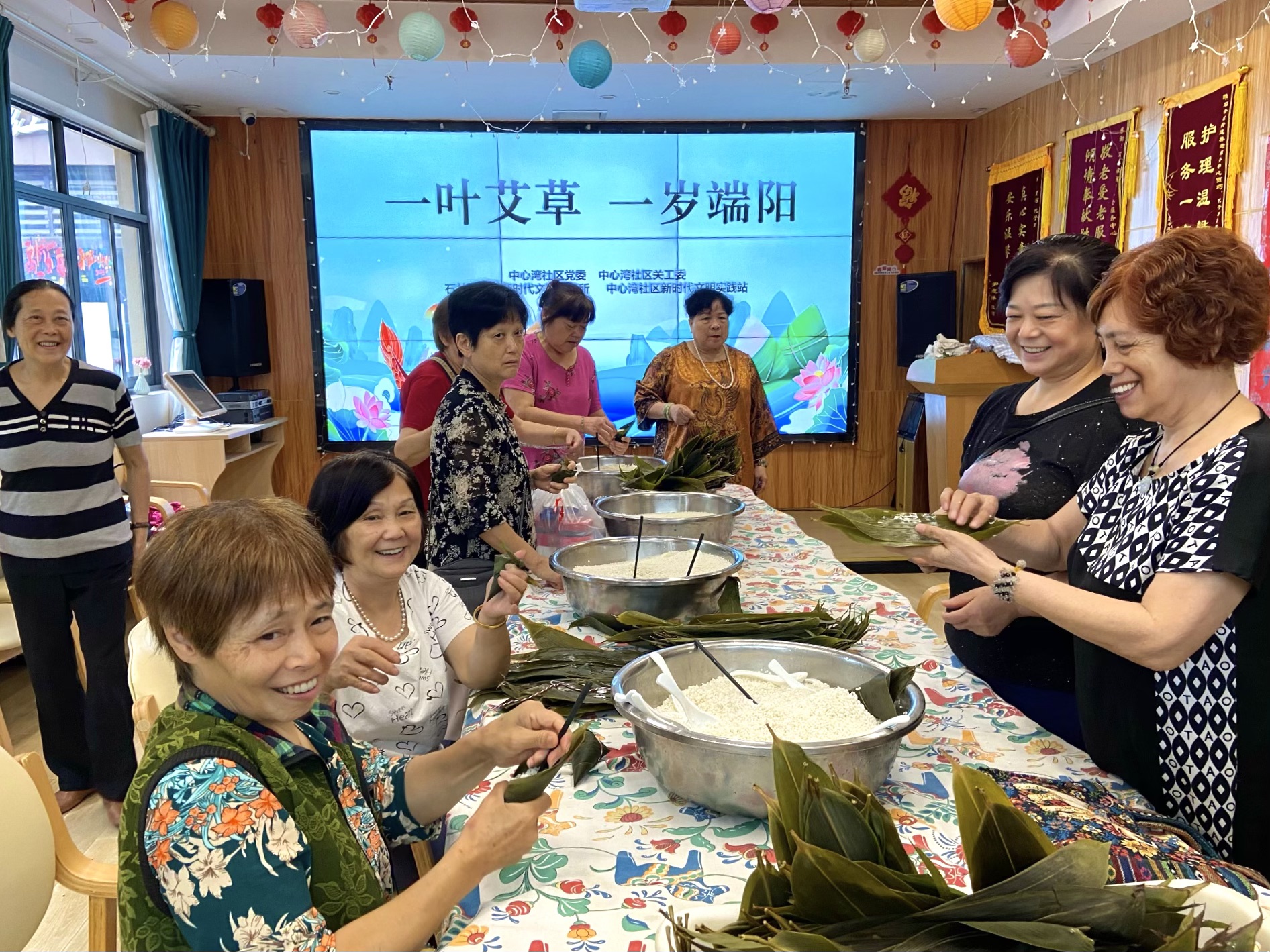 石井坡街道中心湾社区开展  “粽香传情 浓情端午”主题活动