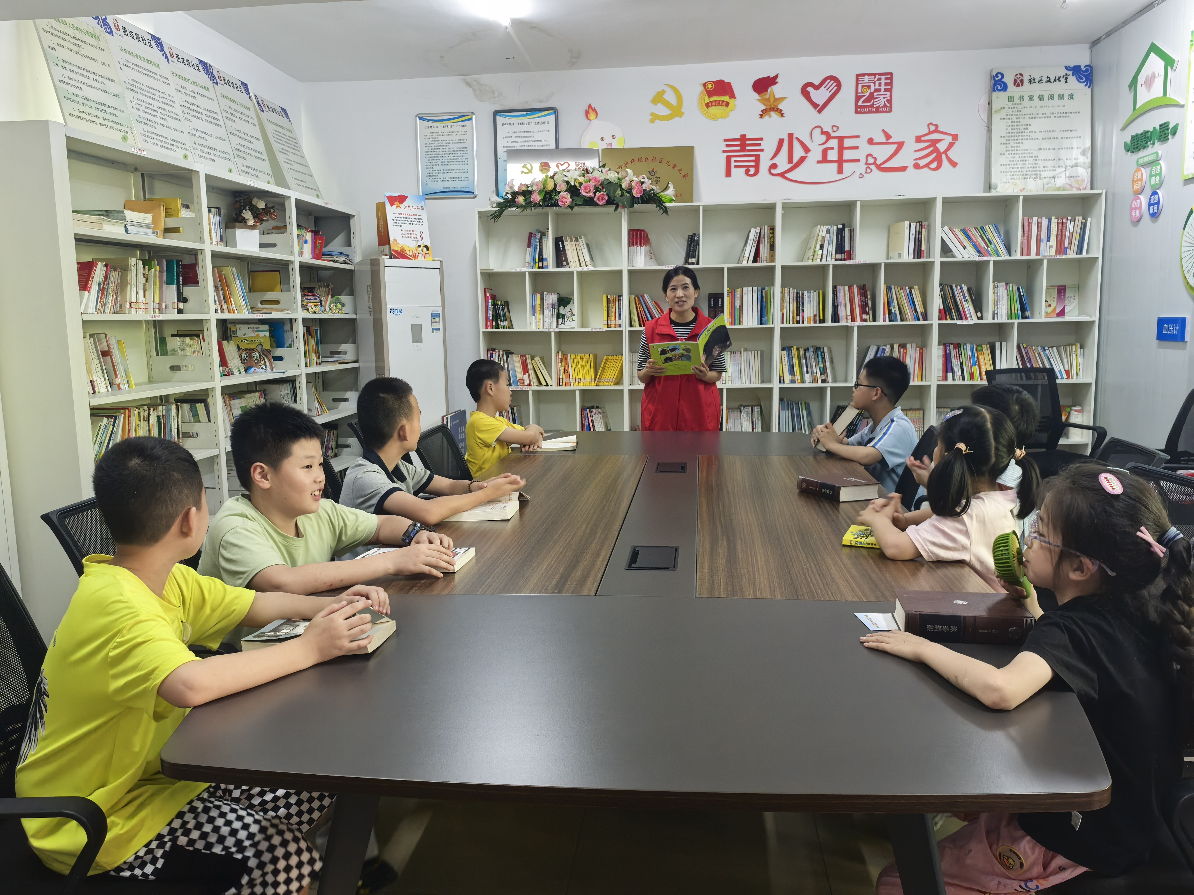 石井坡街道团结坝社区开展青少年读书会活动