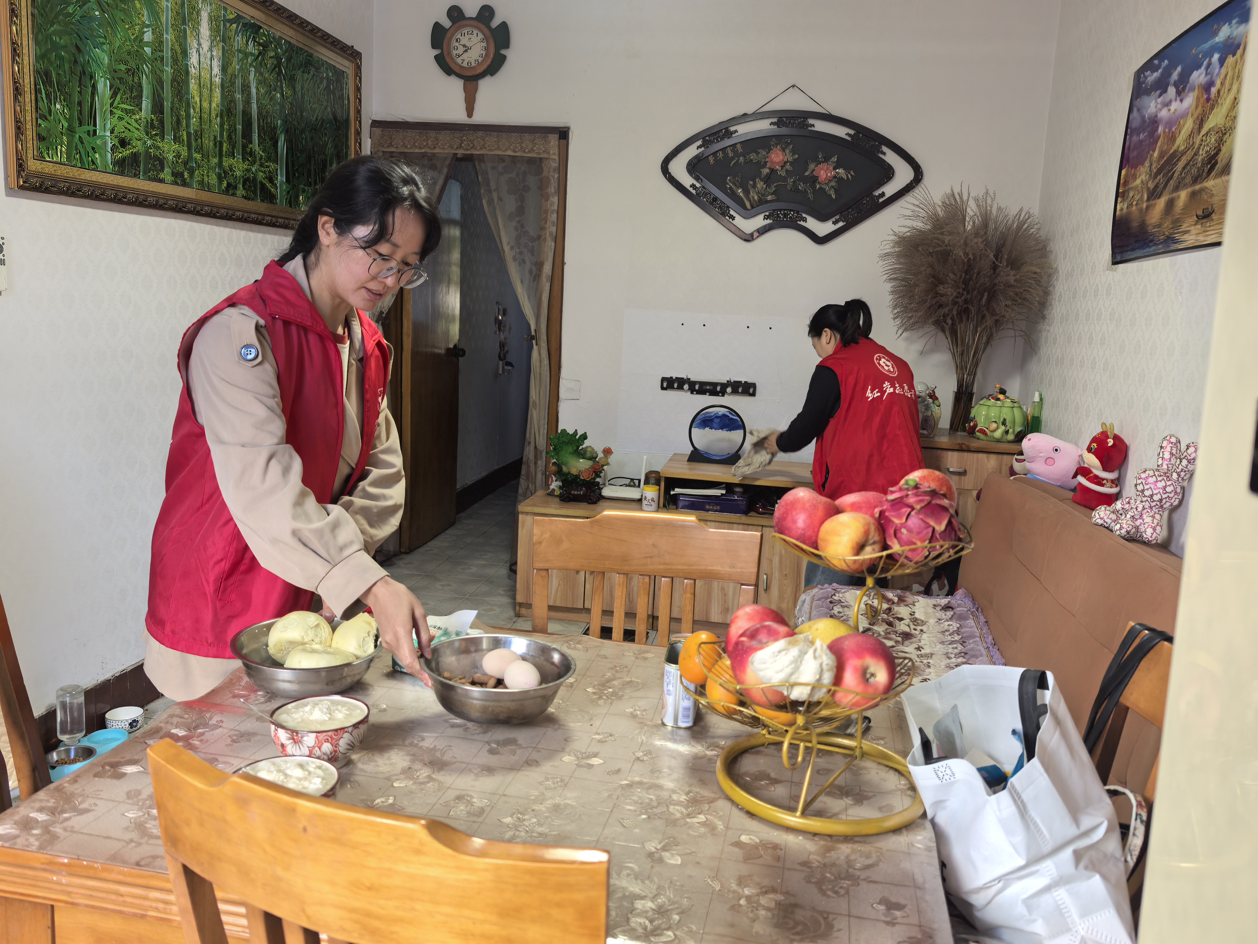 远10.7-石井坡街道远祖桥社区志愿者上门理内务 温情点亮残疾人生活 (3).jpeg