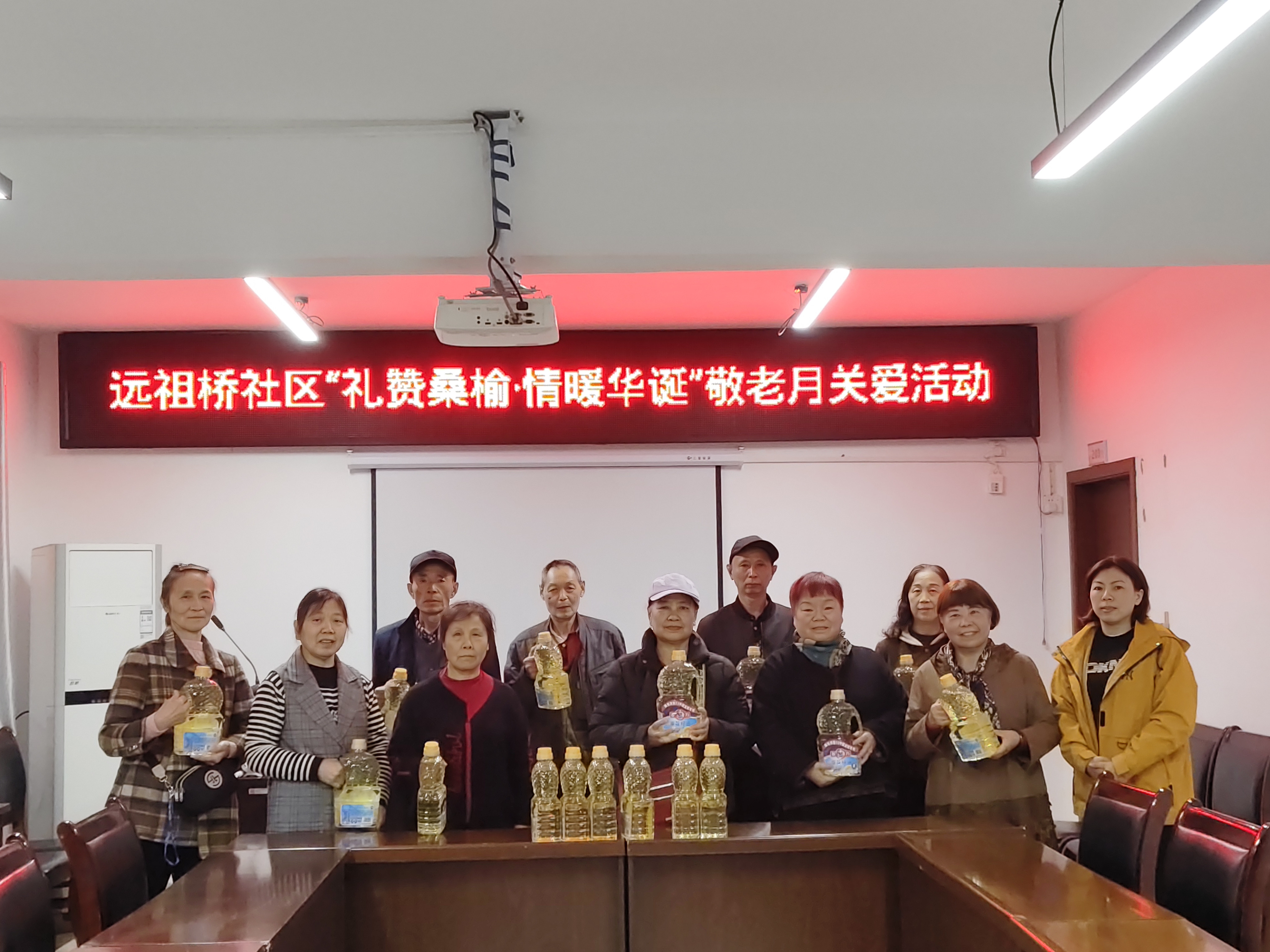 石井坡街道远祖桥社区开展“礼赞桑榆 情暖华诞”敬老月关爱活动