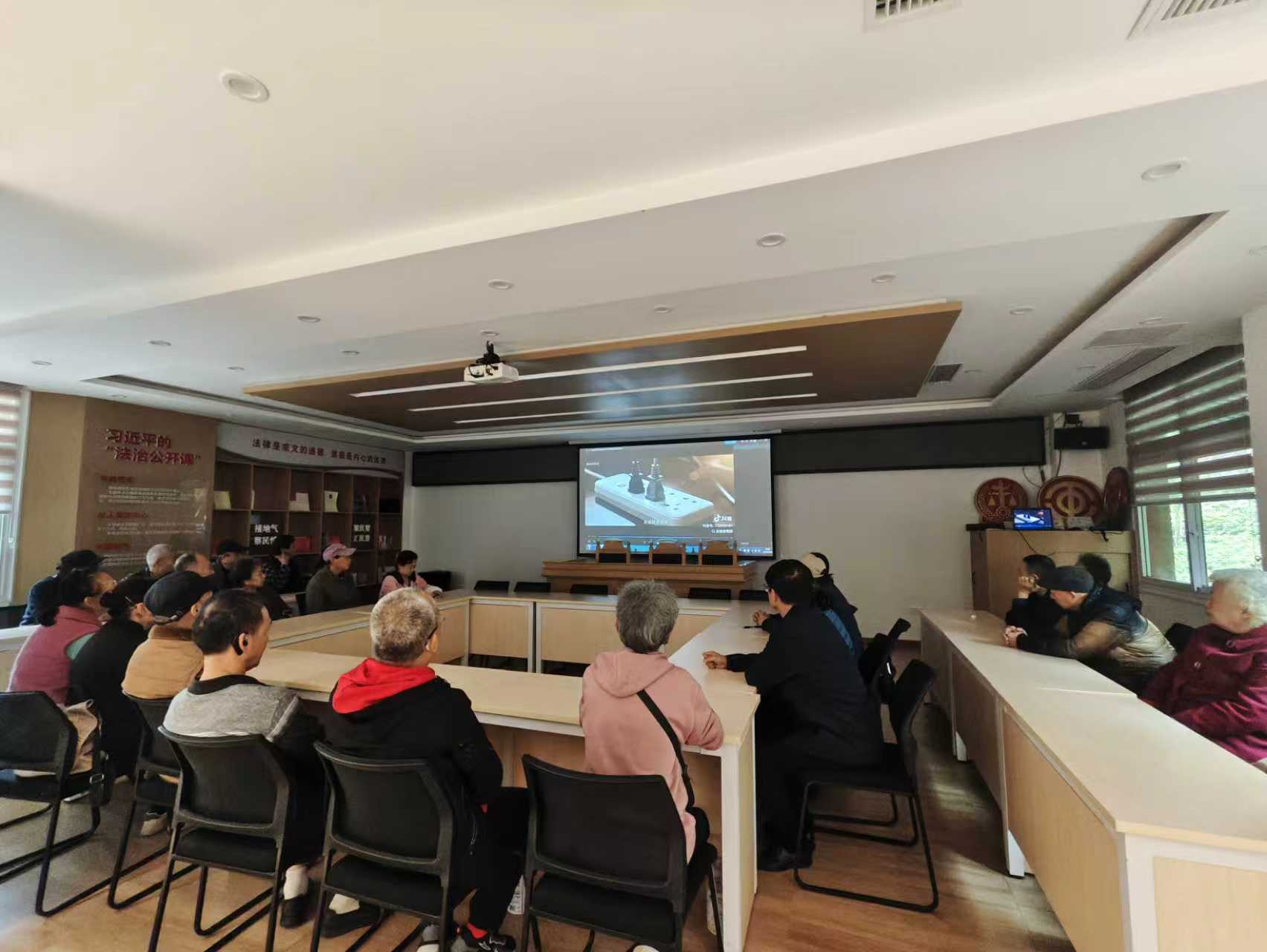 石井坡街道中心湾社区开展“全民消防、生命至上—安全用火用电”主题宣传活动