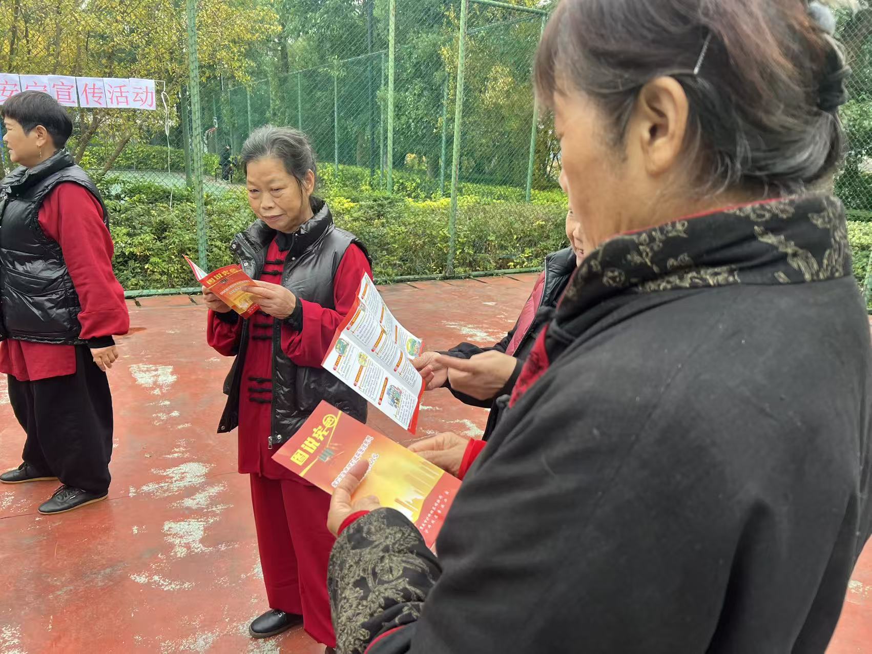 20251204-石井坡街道石滨路社区学习宪法精神,进行法治观念,守护万家安宁宣传活动 (2).jpg