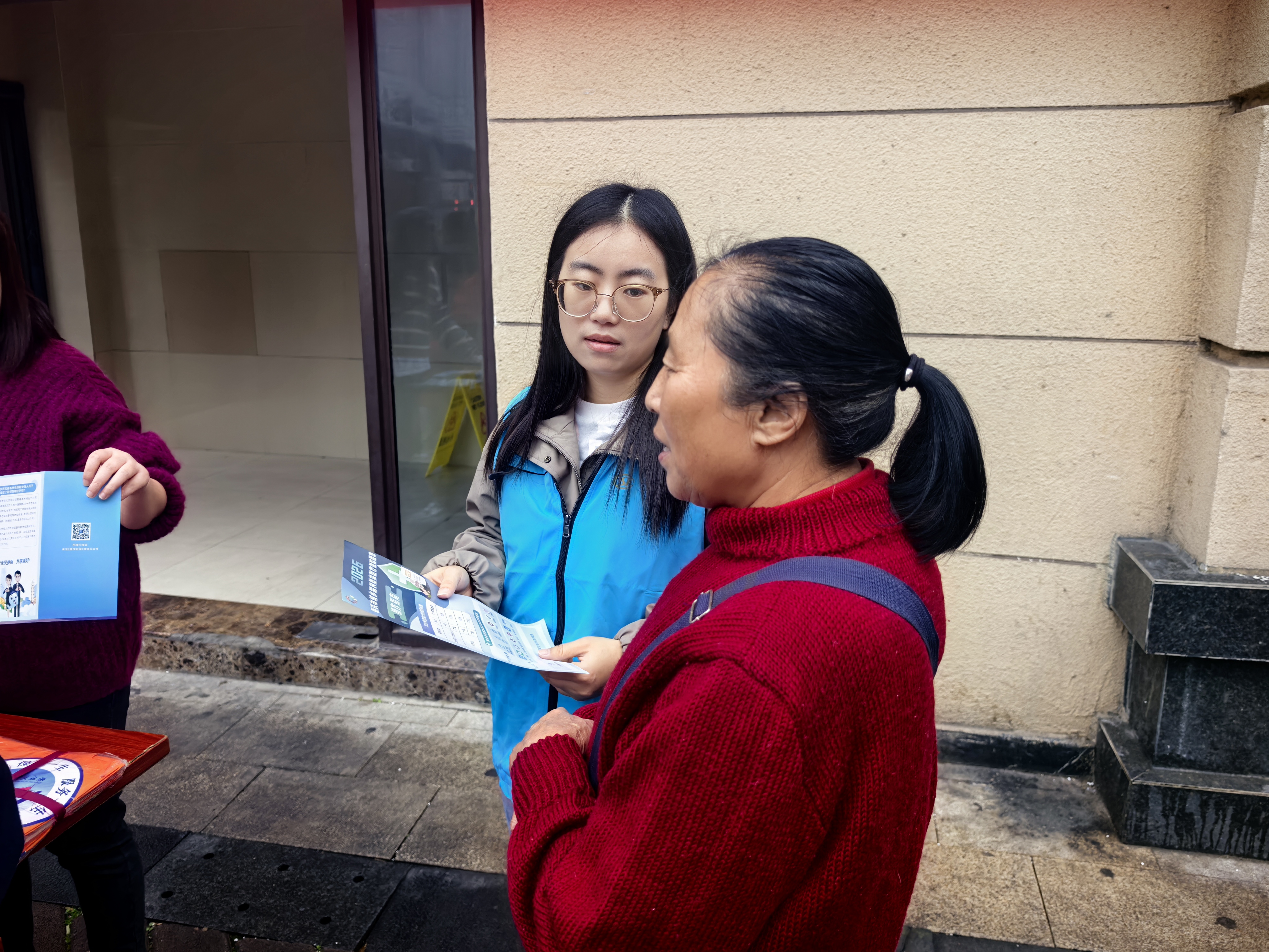 20251208-中心湾社区开展“社保服务进万家,真情温暖你我他”主题宣传活动2.jpg