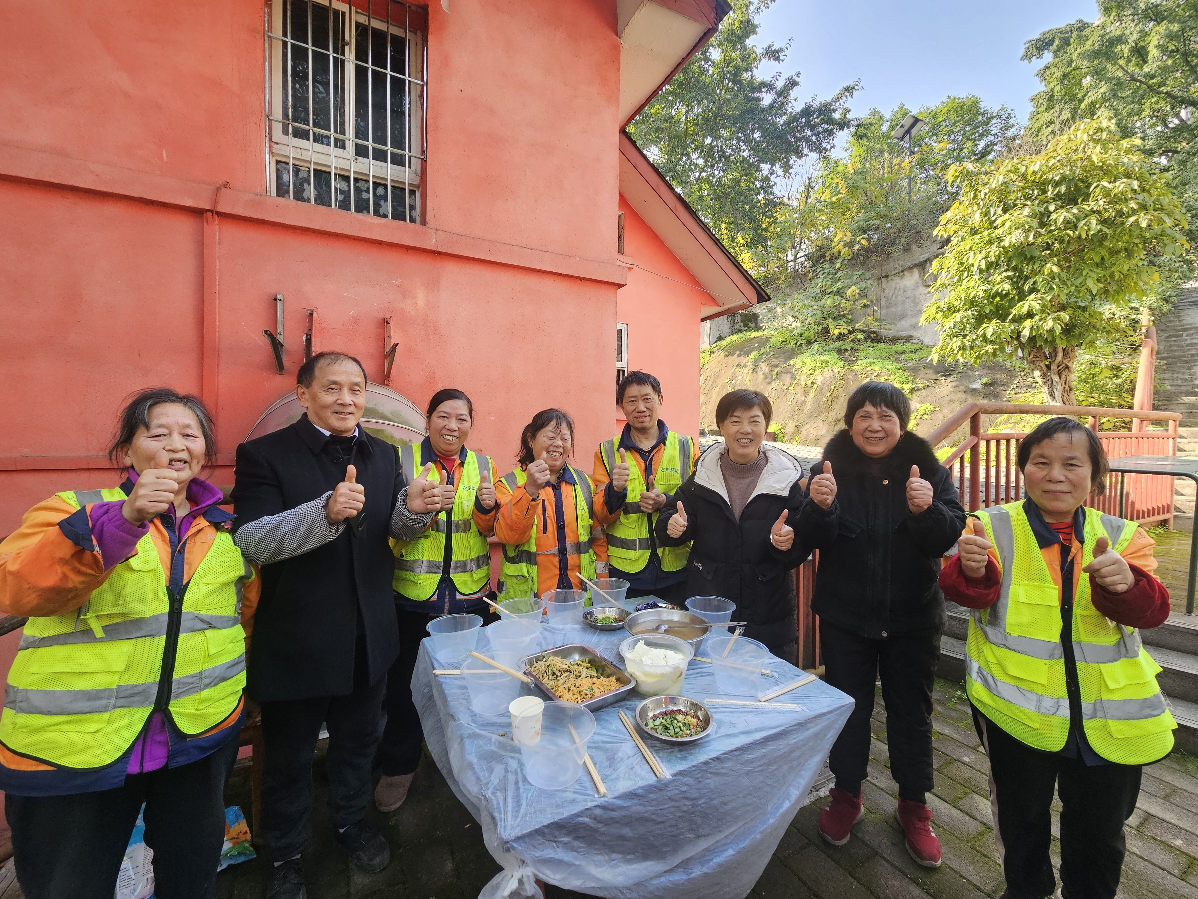石井坡街道团结坝社区苏式楼摆坝坝宴新邻老友一家亲