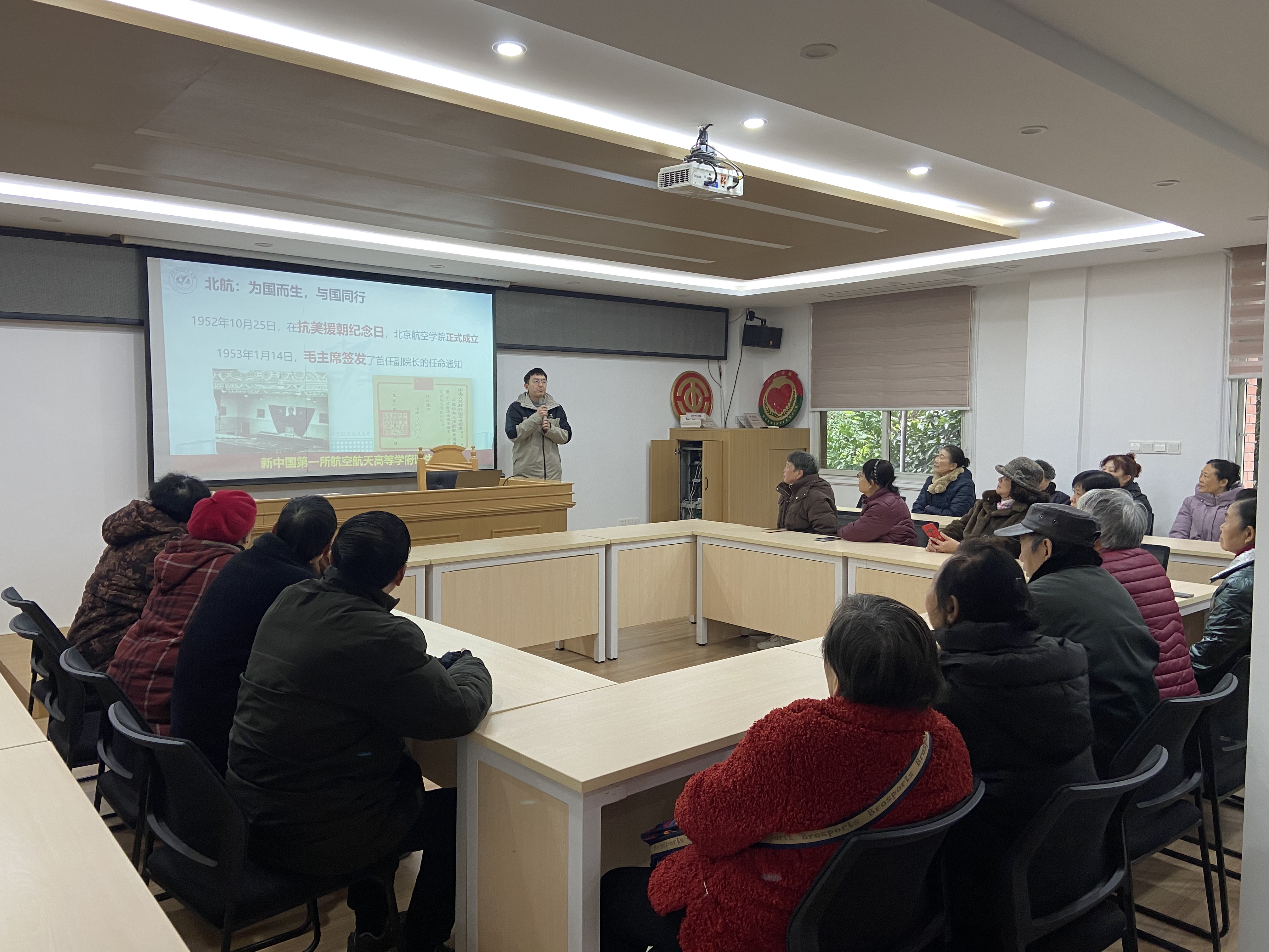 石井坡街道中心湾社区开展“搭载AI列车 ‘智’造幸福生活”宣讲活动