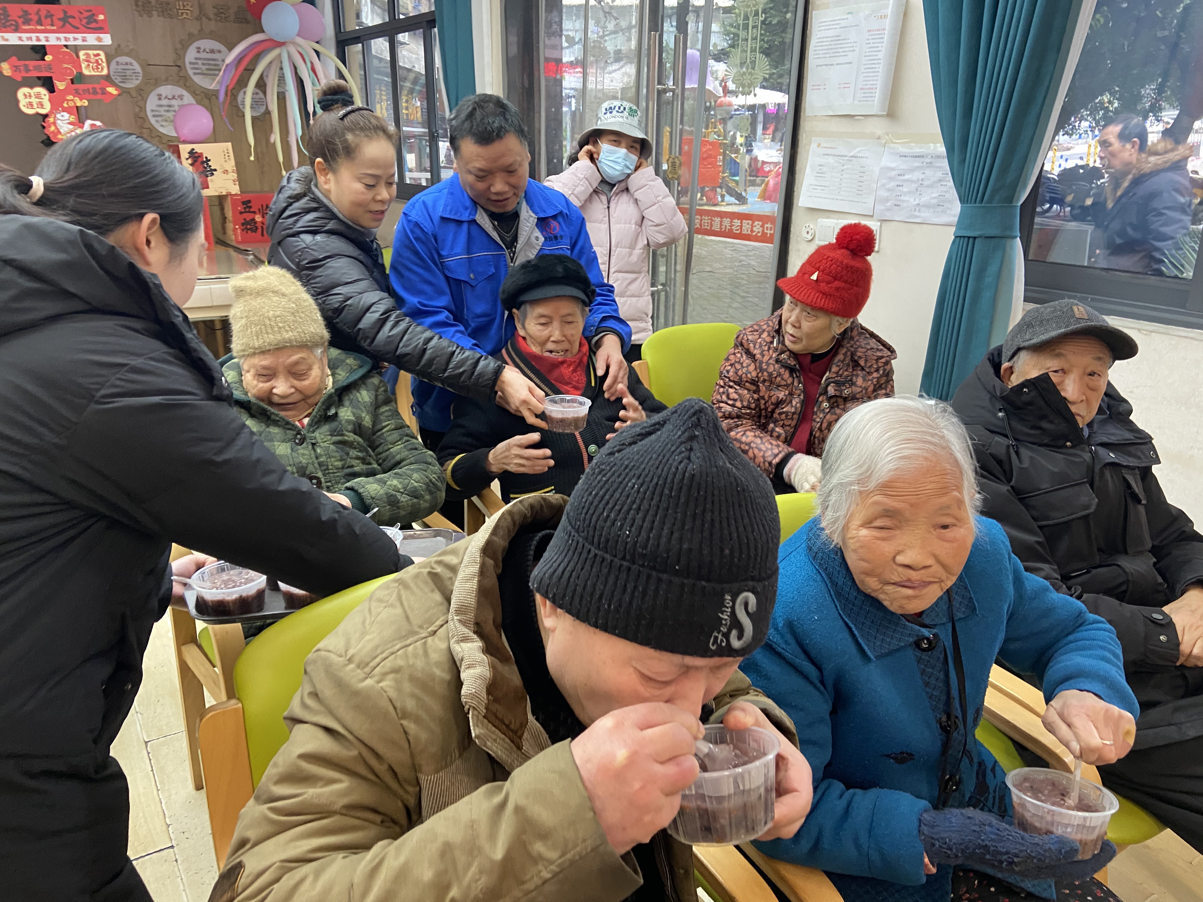 石井坡街道中心湾社区开展“品腊八香粥、忆传统年味”活动