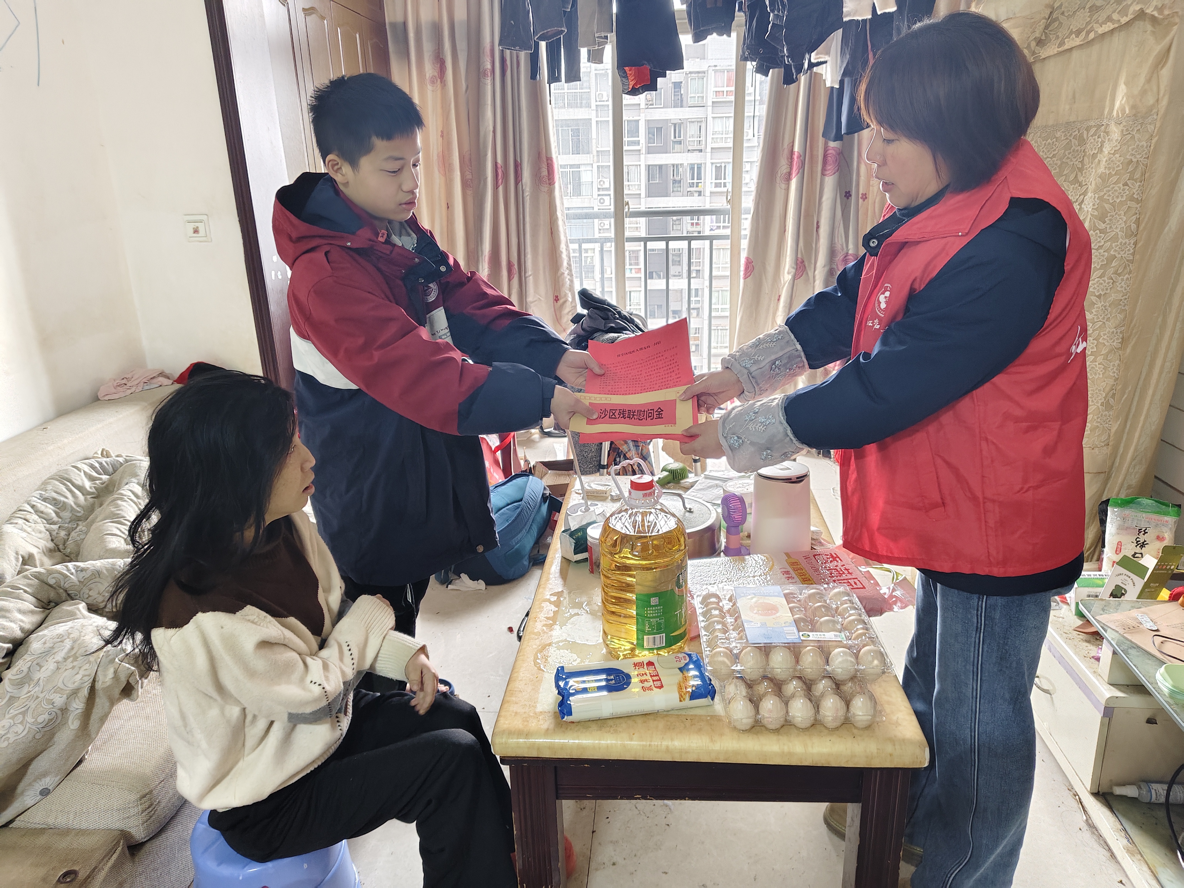 远2.3-石井坡街道远祖桥社区残疾人参加“情暖石井.爱润残心”春节慰问活动 ( (2).jpg