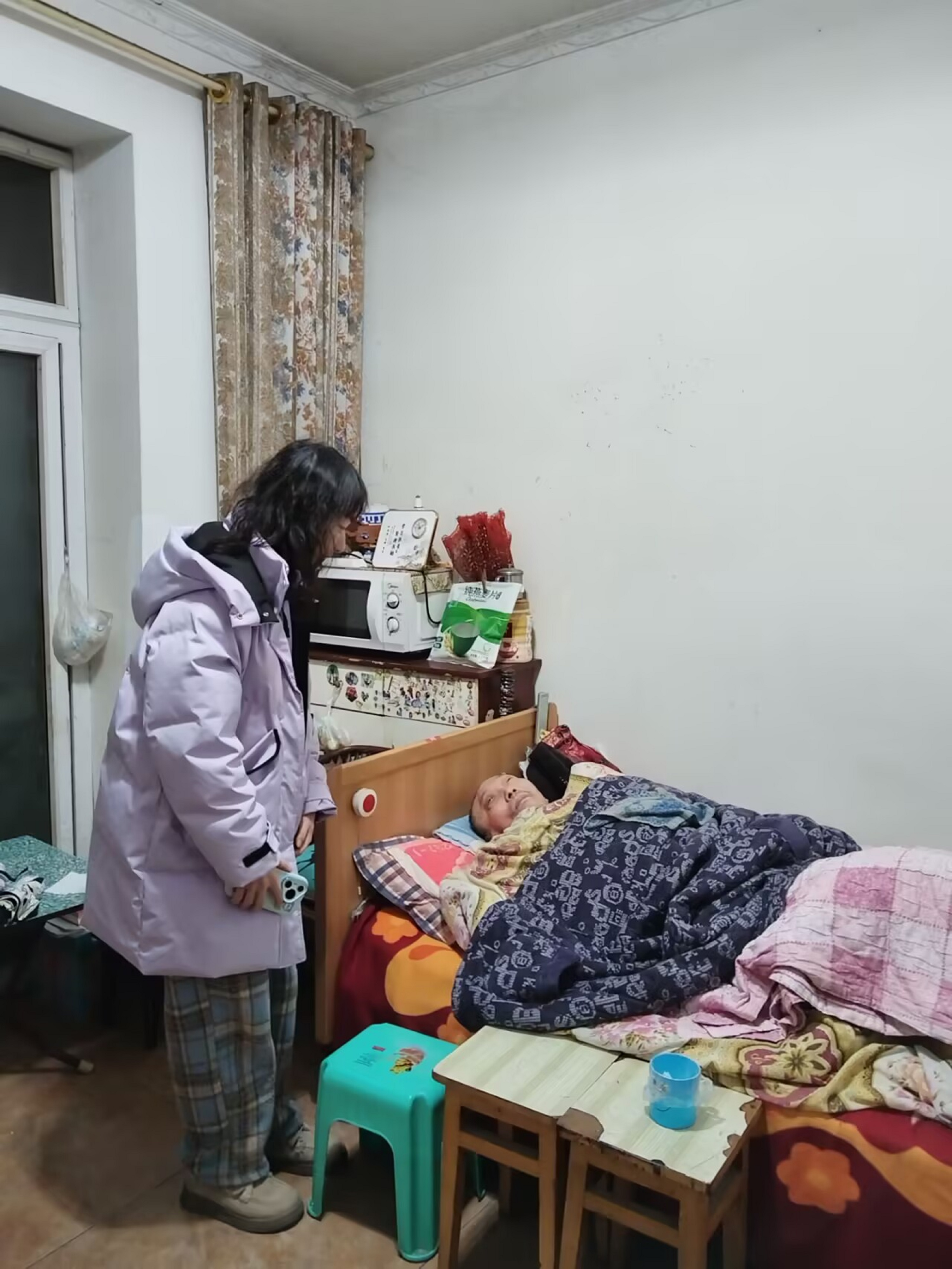 石井坡街道光荣坡社区开展“暖心入户打通服务“最后一公里”活动